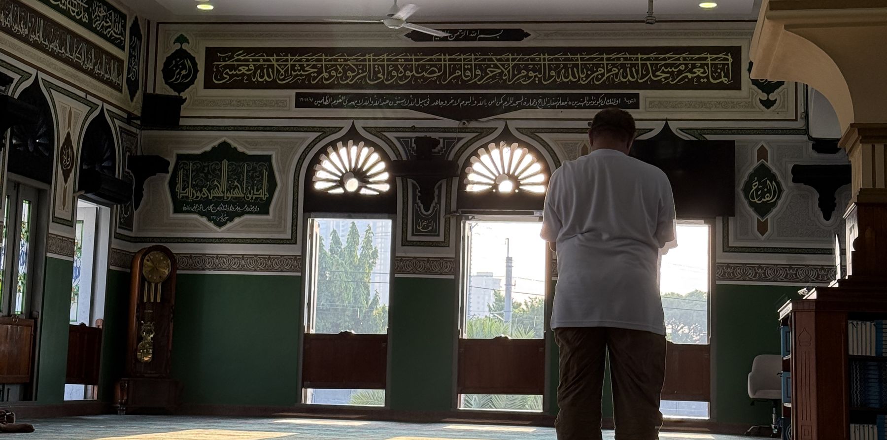 Suasana salat di Masjid Agung Al Azhar, Kebayoran Baru