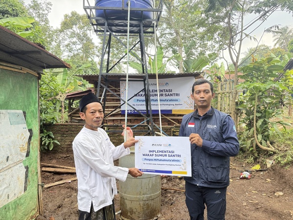 Serah terima simbolis kepada pengurus Ponpes Miftahulmuta'alimin