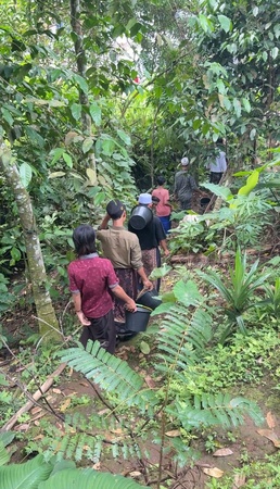 Rutinitas sebelumnya: santri mengambil air dari sumber di kebun