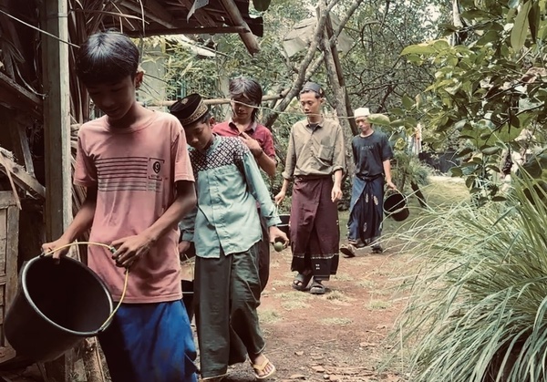 Santri mengambil air di titik keran yang baru dibangun