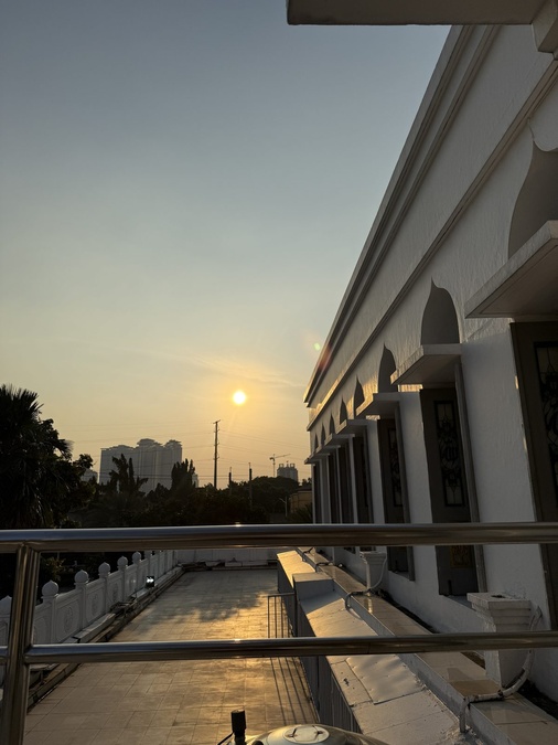 Selasar Masjid Agung Al Azhar, Kebayoran Baru, menjelang magrib