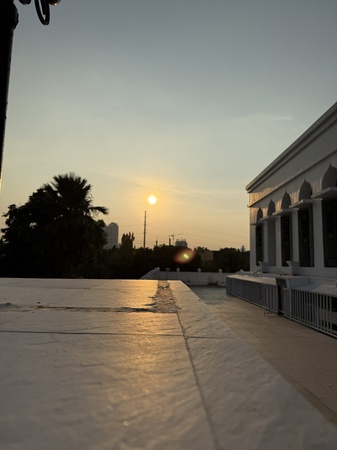 Pelataran Masjid Agung Al Azhar saat matahari terbenam