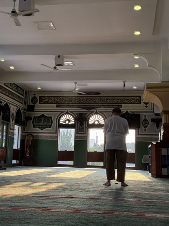 Ruang salat Masjid Agung Al Azhar