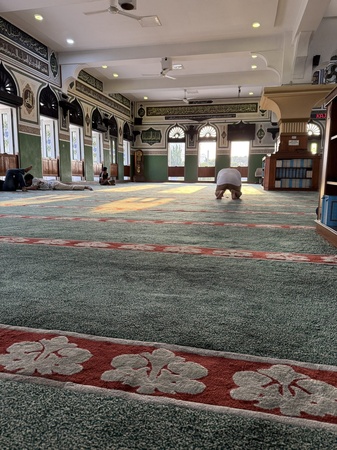 Jamaah menunaikan salat di Masjid Agung Al Azhar