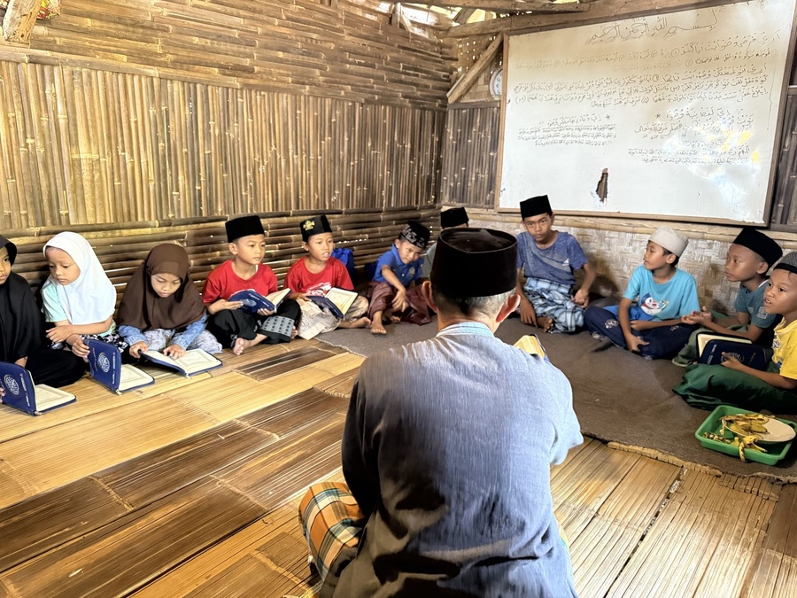 Kegiatan belajar Al-Qur'an anak-anak bersama pengajar