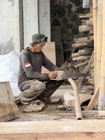 Pengerjaan kayu dengan peralatan manual