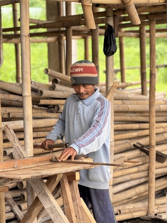 Pekerja menyiapkan material bambu
