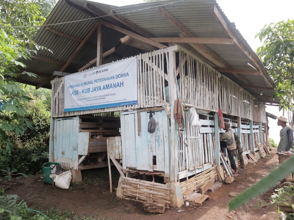 Bangunan kandang panggung berbahan kayu