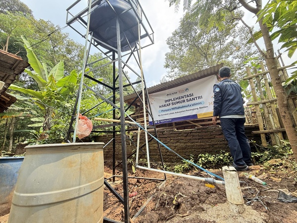 Proses pengerjaan instalasi menara dan tandon air