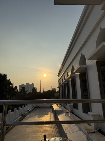 Selasar Masjid Agung Al Azhar, Kebayoran Baru, menjelang magrib