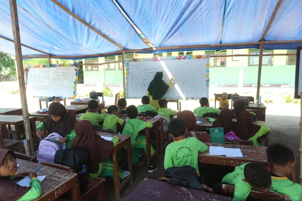 Wakaf Al-Azhar Salurkan 70 Paket Perlengkapan Sekolah di MIS Al Ikhlas Aloripit
