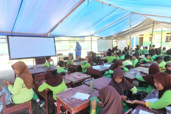 Wakaf Al-Azhar Salurkan 70 Paket Perlengkapan Sekolah di MIS Al Ikhlas Aloripit