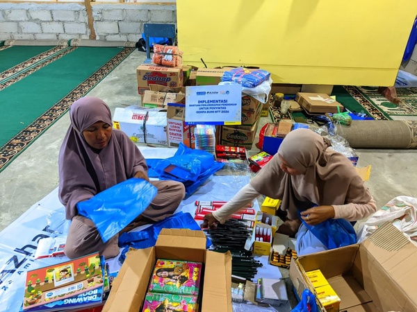 Wakaf Al-Azhar Salurkan 70 Paket Perlengkapan Sekolah di MIS Al Ikhlas Aloripit