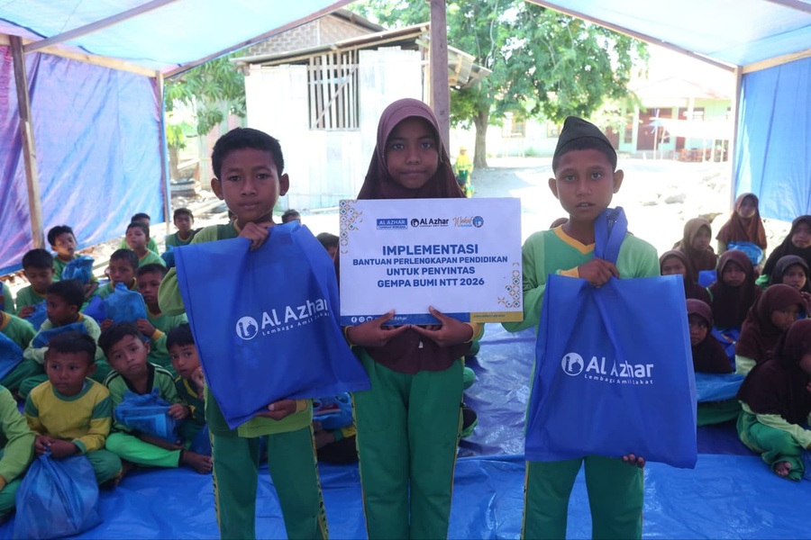 Wakaf Al-Azhar Salurkan 70 Paket Perlengkapan Sekolah di MIS Al Ikhlas Aloripit